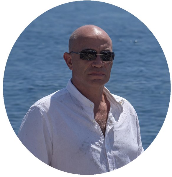 Retrato de Ángel Domínguez Sánchez frente al mar