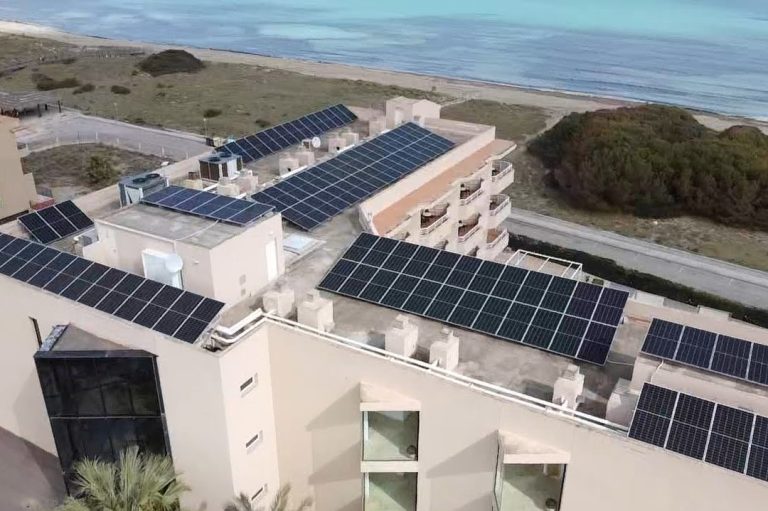 Instalación fotovoltaica sobre la cubierta del Hotel Duna Platja en Can Picafort, Mallorca, frente al mar